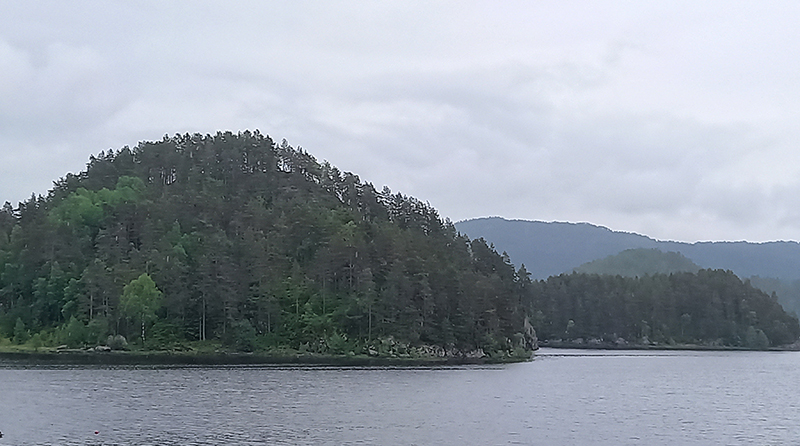 Close-up photo of the waterline of the island