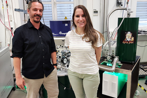 Photo of Dennis Kurzbach and Ludovica Epasto in front of the instrument