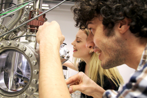 Student Elise Ramleth Østli and PhD candidate Federico Mazzola check their experiment. As part of her master’s project at NTNU, Elise Ramleth Østli spent time in Stockholm, studying the tubes used with intravenous catheters. Back at NTNU, she contacted Justin Wells at the Department of Physics, asking if he was interested in continuing studies on these types of medical materials. Photo: Per Henning/NTNU
