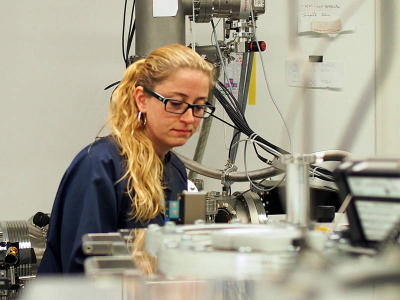 Professor Dr Birgitta Bernhardt measuring at the Department of Physics at the Technical University of Munich. (Photo: Michael Mittermair / TUM)