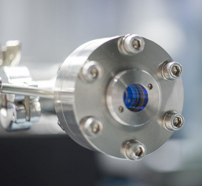 Filled with inert gas, the pressure chamber contains light-guiding hollow-core fibres. The gas and the light interact with each other. As a result, the optical spectrum widens and the pulses become shorter (30 fs). © Fraunhofer IOF, Walter Oppel